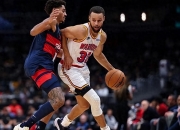 阿尔滕纳在比赛中战胜对手，展现出色技术